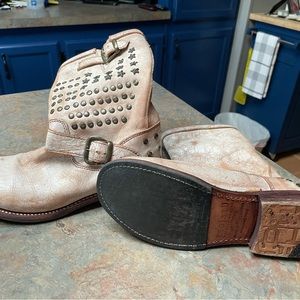 Super cute distressed free bird boots.